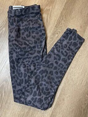 Hue Gray & Black Cheetah Print Leggings Size Small | Stretchy | Back Pockets